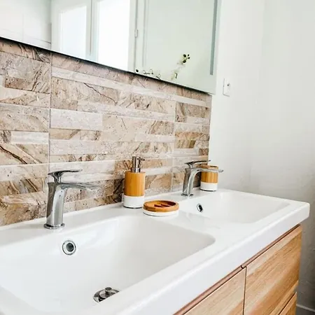 Holiday home Remarkable Ac 3-bedroom House With Garden - Dodo Et Tartine